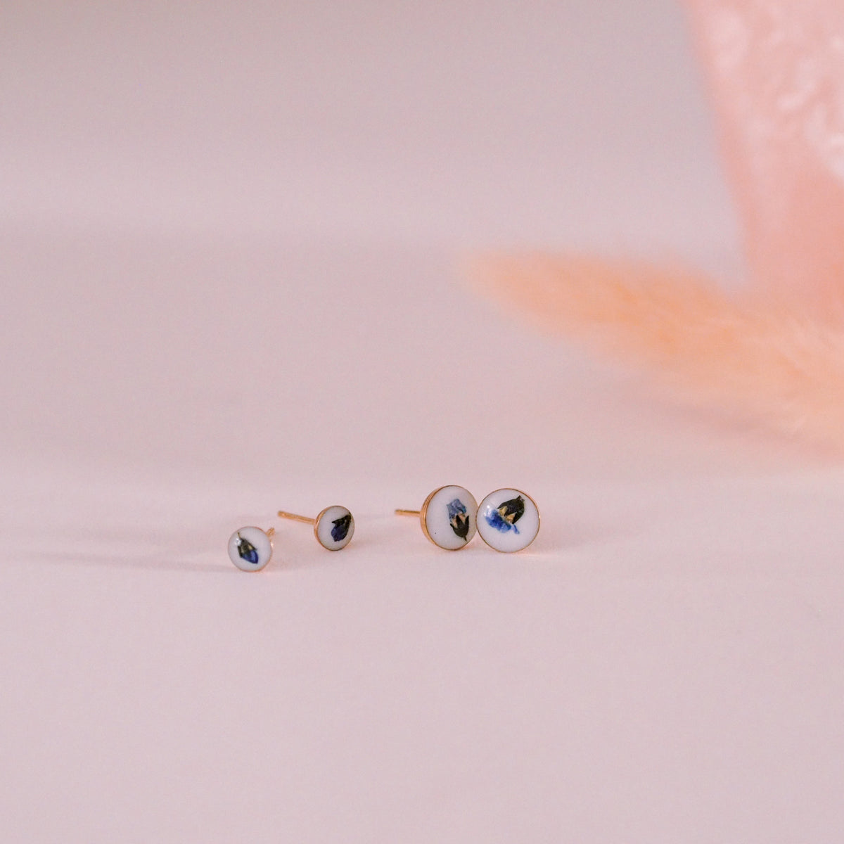 „Forget-Me-Not“ - Ohrstecker echte Vergissmeinnicht Knospe, 14k Goldfilled, 4mm