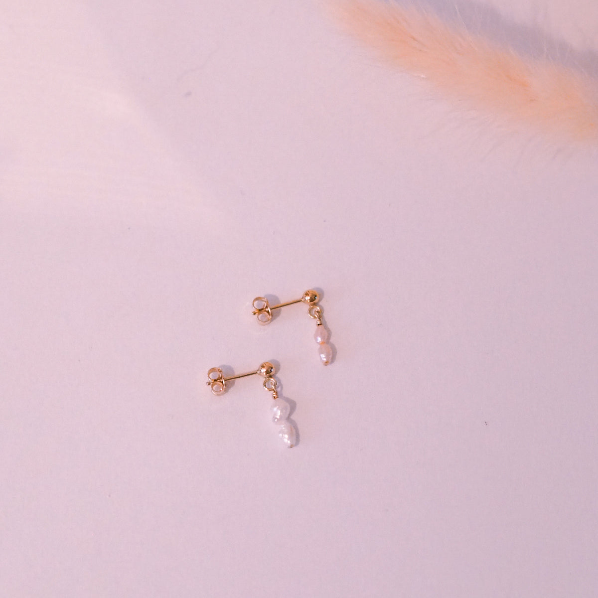 "Pearl Drop" - Ohrringe mit kleinen Süßwasserperlen, 14k Goldfilled